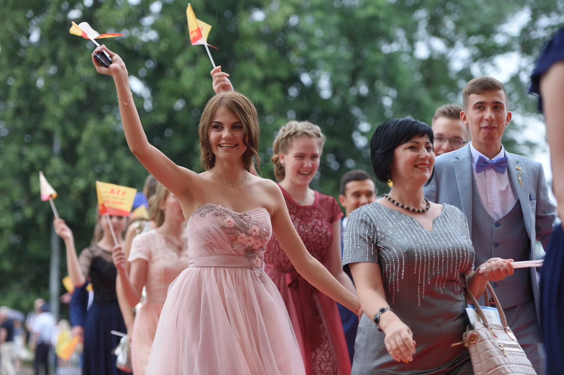 Выпускные вечера видео. Выпускной. Празднование выпускного. Выпускной фото. Общегородской выпускной.