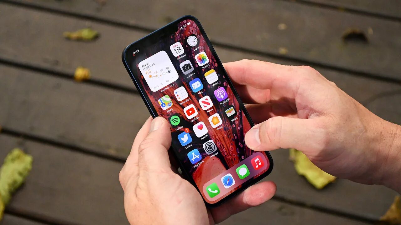 Прототип iPhone 13 похож на iPhone 12. У него нет сканера отпечатков пальцев под