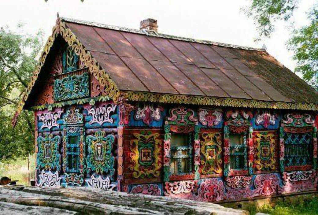 Терем расписной станица старочеркасская. Терем с резными наличниками свердловская область. Деревня резной палисад. Украсить деревенский домик. Наличники самарской губернии.