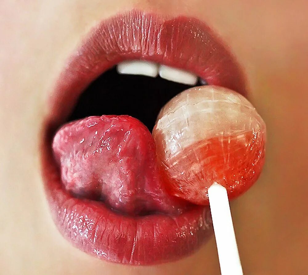 Рот девушки с языком. Губы с леденцом. Чупа Чупс во рту губы. Рот с Чупа чупсом. Сосательные губы.