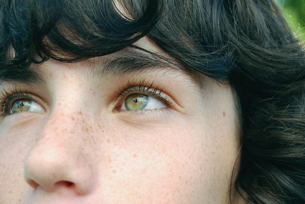 Необычный цвет глаз. Редкий цвет глаз. Необычные зеленые глаза. Люди с необычным цветом глаз.