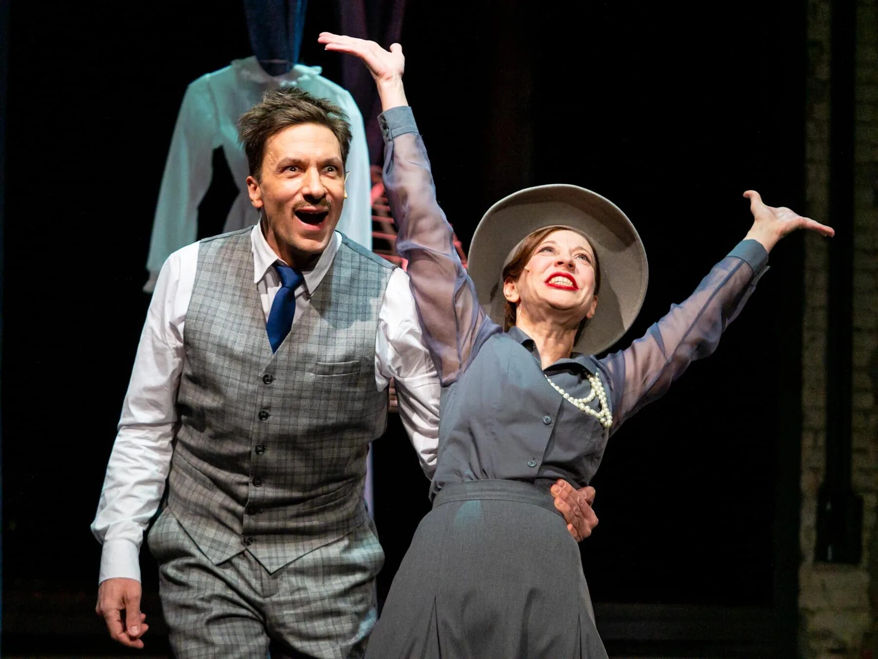 обещание на рассвете урсуляк. спектакль театра вахтангова "обещание на рассвете". обещание на рассвете дубровская антипенко. обещанеина рассвете театр вахтангова. обещание на рассвете театр вахтангова.