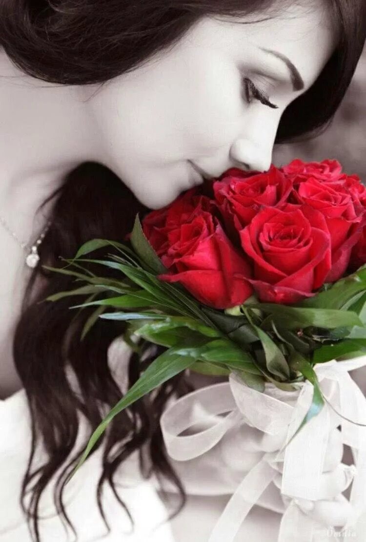 Кирмизи гуллар. Женщина с розами. Фотосессия с розами. Девочка с розой. Цветы для женщины.