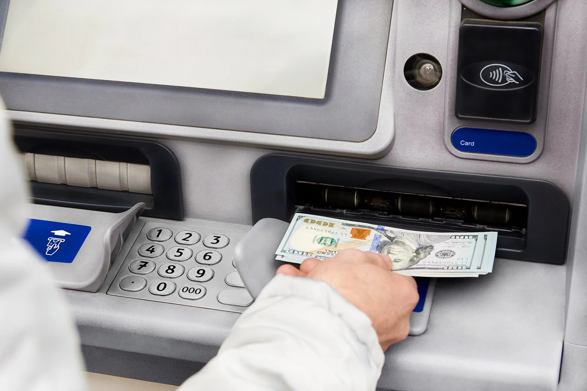 Доллары в банкомате. Банкомат (ATM). Банкомат долларовый. Доллары из банкомата. Прием иностранной валюты