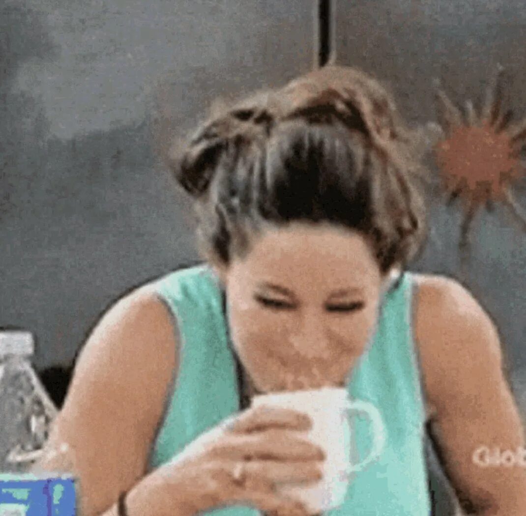 Подавился кофе. Jeff goldblum gif. Люди пьют шампанское. Гифка плюёт попкорн. Женщина плюет.