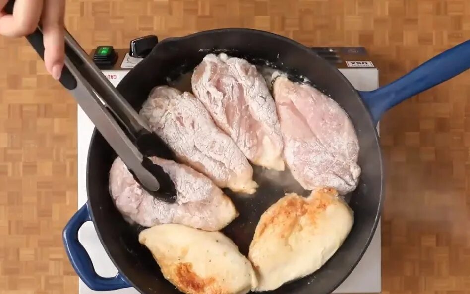 Сколько жарить кусочки грудки на сковороде. Полностью грудка на сковороде. Сочная куриная грудка приготовленная в форме. Грудка вареная с сыром на сковороде.