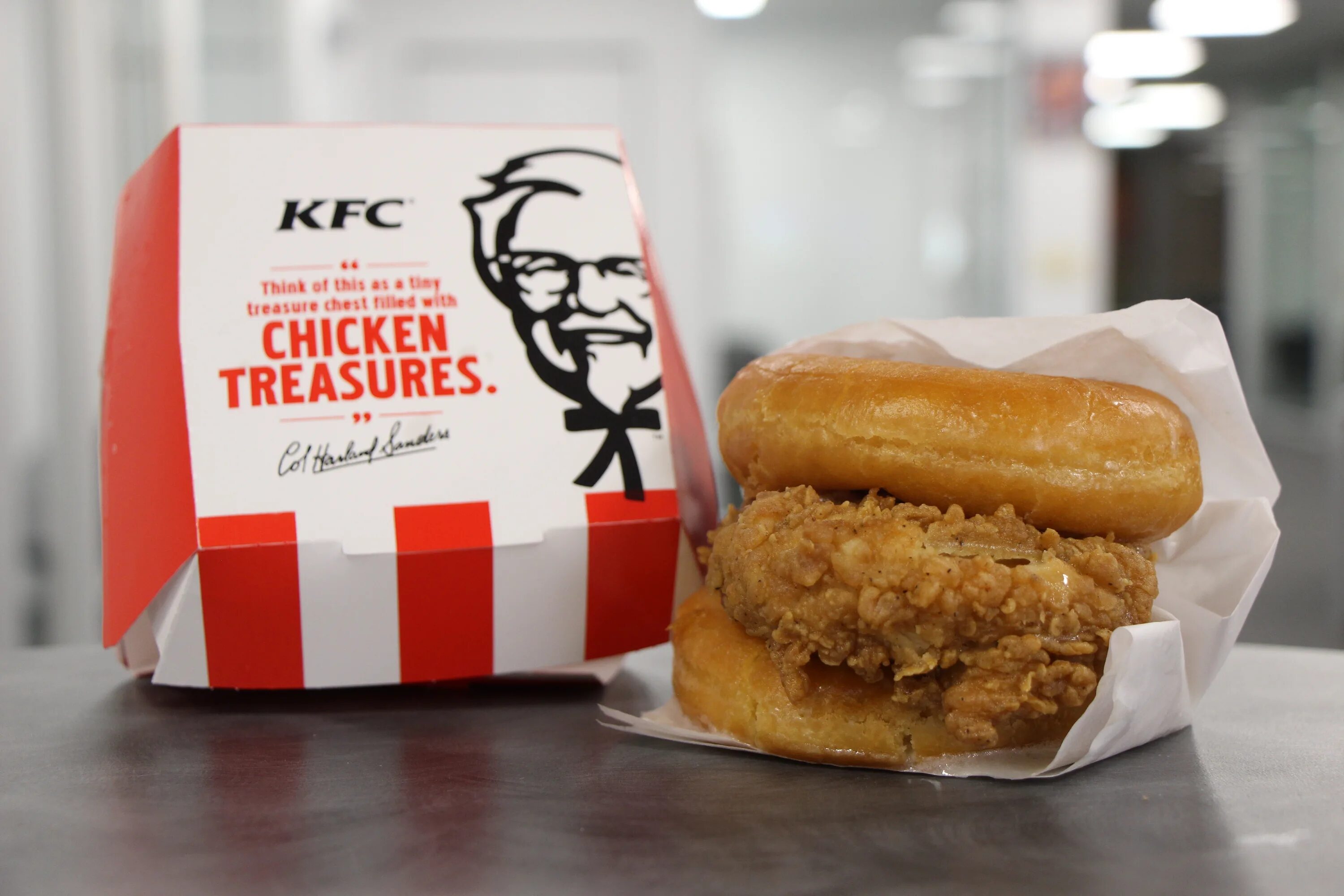 Чикен клаб. Чикен пита KFC. KFC куриный сэндвич.