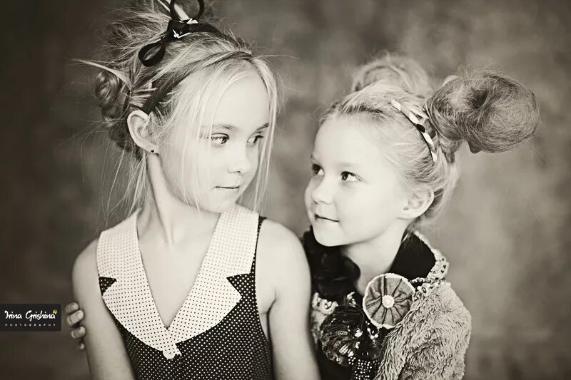 две сестры. две сестры. красивые и модные две сестры. две сестренки. красивые близняшки девушки.