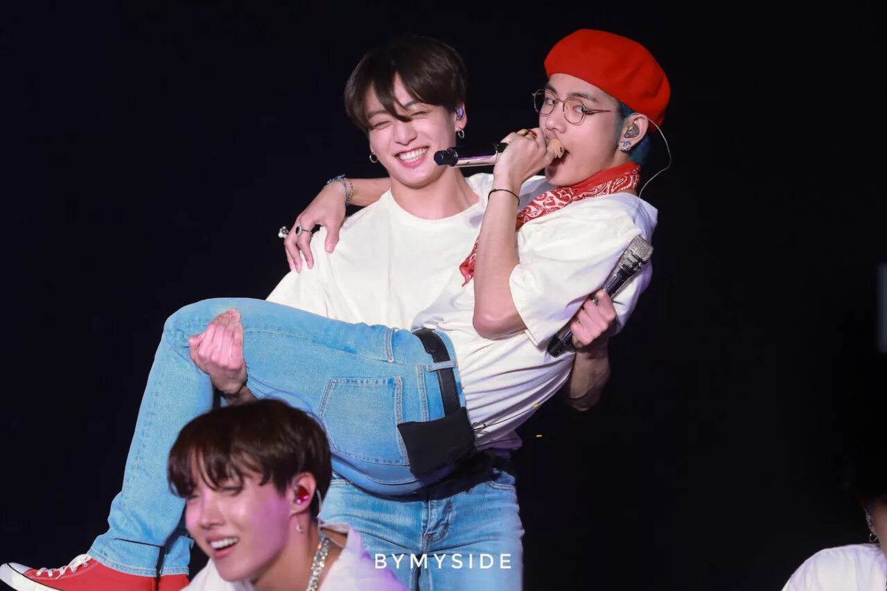 Bts concert busan jungkook. Бтс ви и чонгук. Тэхен на сцене. Bts taekook. Бтс 2019 чонгук и тэхен.