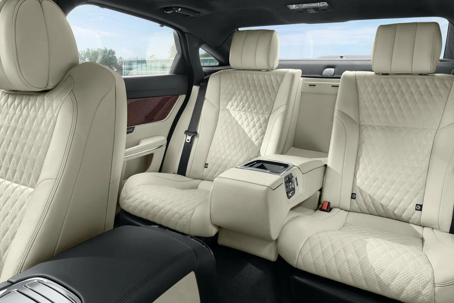 Салон машины внутри спереди. Skoda superb 2008 универсал. Салон машины заднее сиденье. Салон автомобиля. Porsche panamera салон.