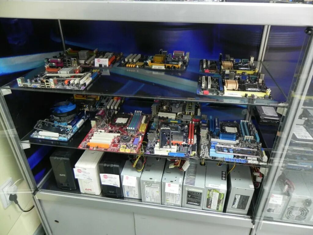 магазин компьютерных комплектующих. дешевый магазин комплектующих. компьютерный магазин. склад комплектующих для компьютеров. автолайф ленинск кузнецкий.