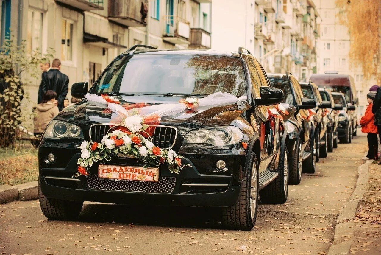 Машина на свадьбу. Свадебный автомобиль. Украшение машины на свадьбу гостям. Келин закс. Свадебная машина.