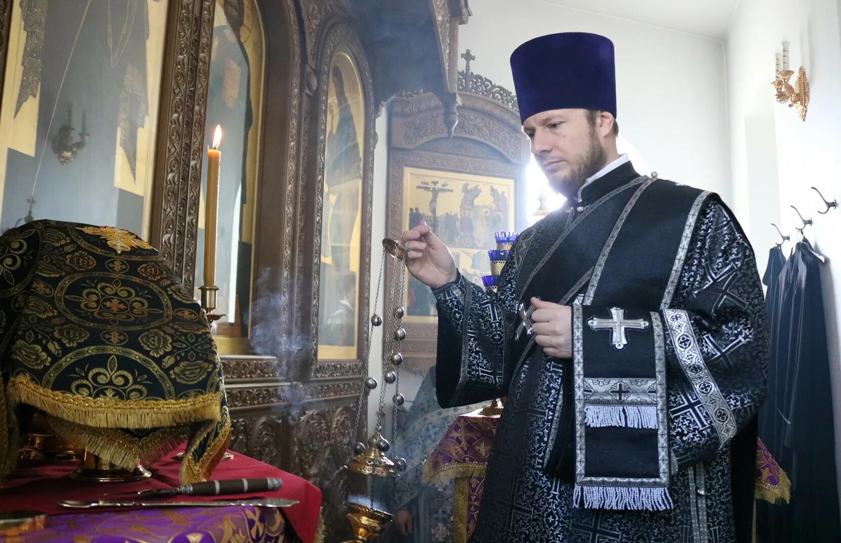 Великий понедельник служба. Служба в храме. великий четверг литургия. архиерейская кафедра в храме. архиерейское богослужение бибирево ивановская митрополия.