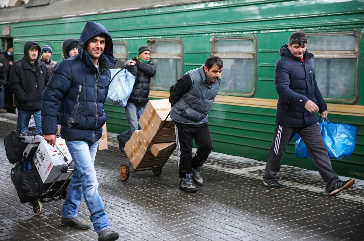Таджики едут в Россию. Таджикские мигранты в России. Таджикские гастарбайтеры в России. Мигранты гастарбайтеры.