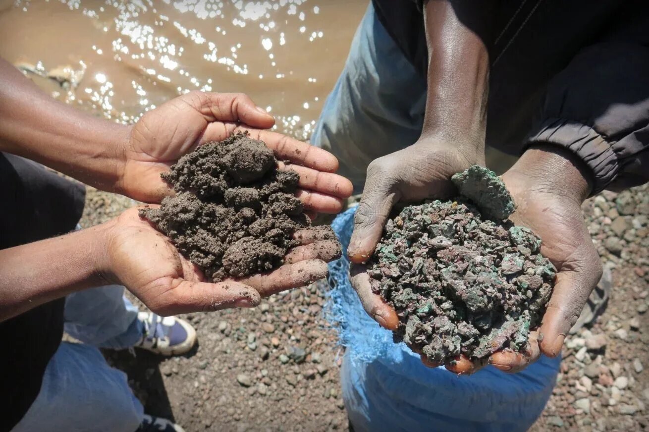 Дети добывают кобальт в Конго. Кобальт Конго детский труд.