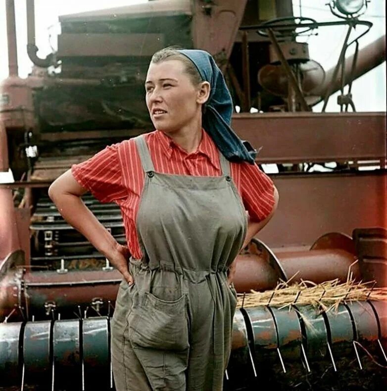 Женщина работяга. Советская колхозница. советские женщины колхозницы. женщина работница.