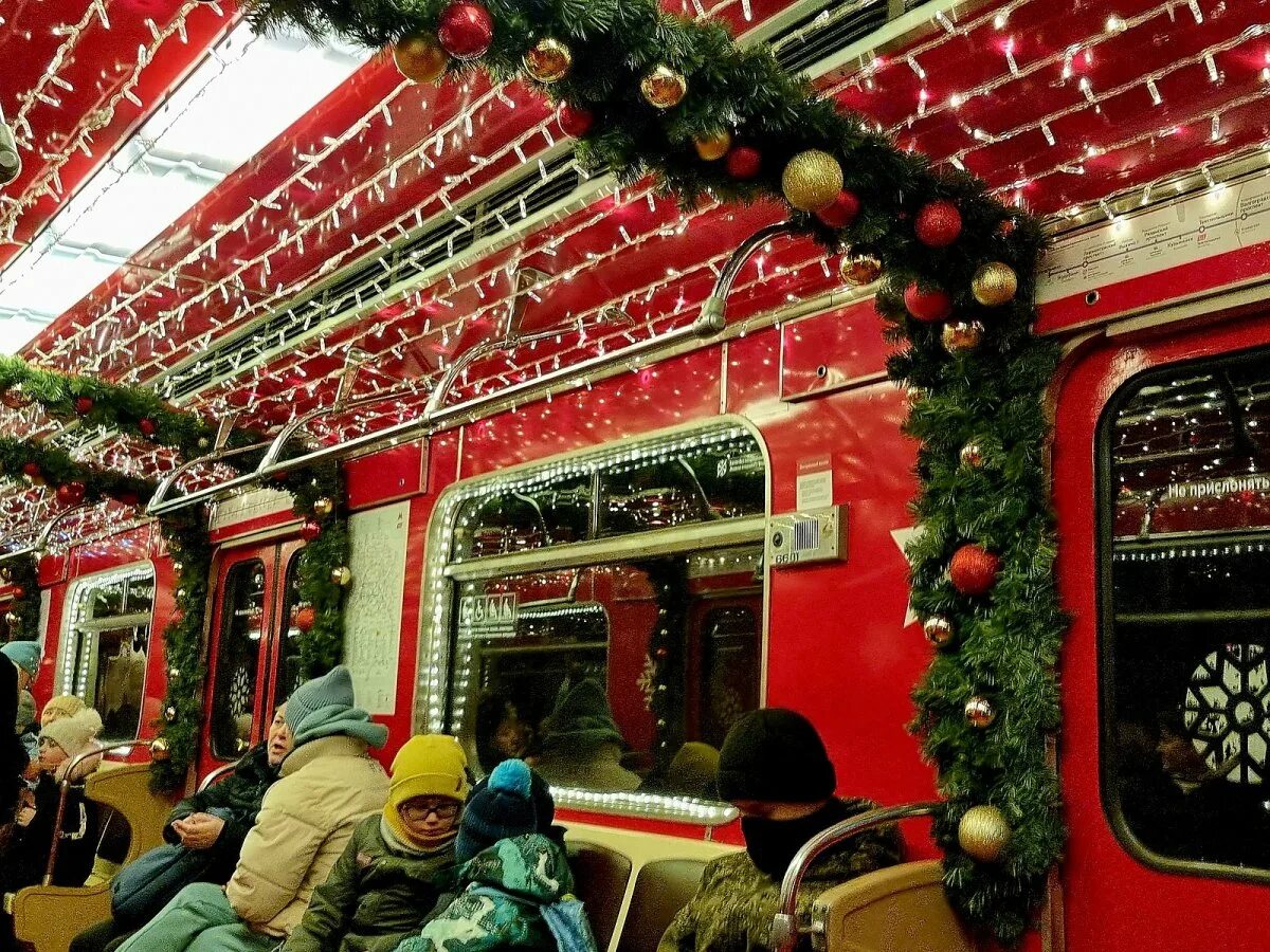 Новогодний метро. Новогодний поезд. новогодний вагон метро. новогодний поезд москва. новогодние украшения.