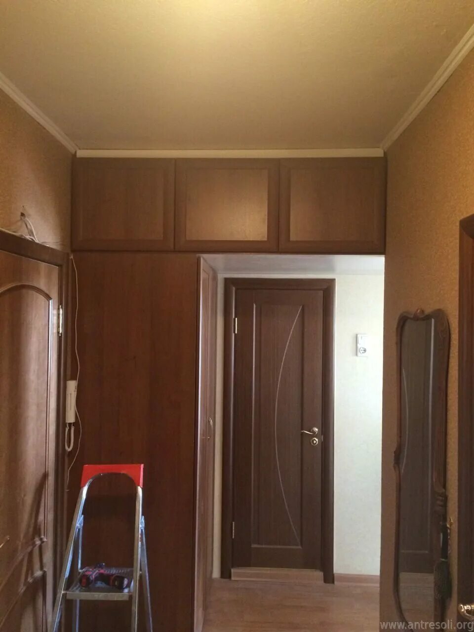 антресоли в коридоре. навесной шкаф над дверью. встроенные антресоли. антресоли в прихожей. антресоль в коридоре.