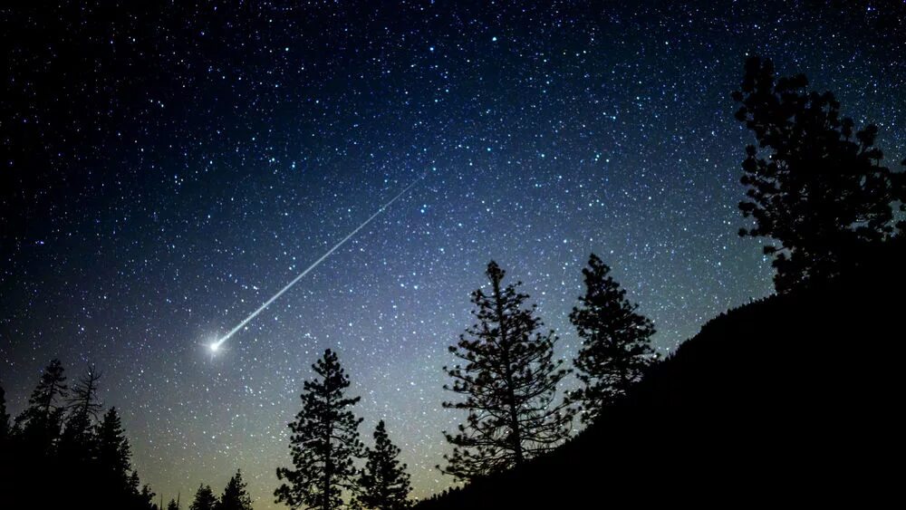 Метеоритный поток Аквариды. Комета Свифта-Туттля. Метеорный поток эта-Аквариды 2022. Падающая звезда. На далеком небосклоне