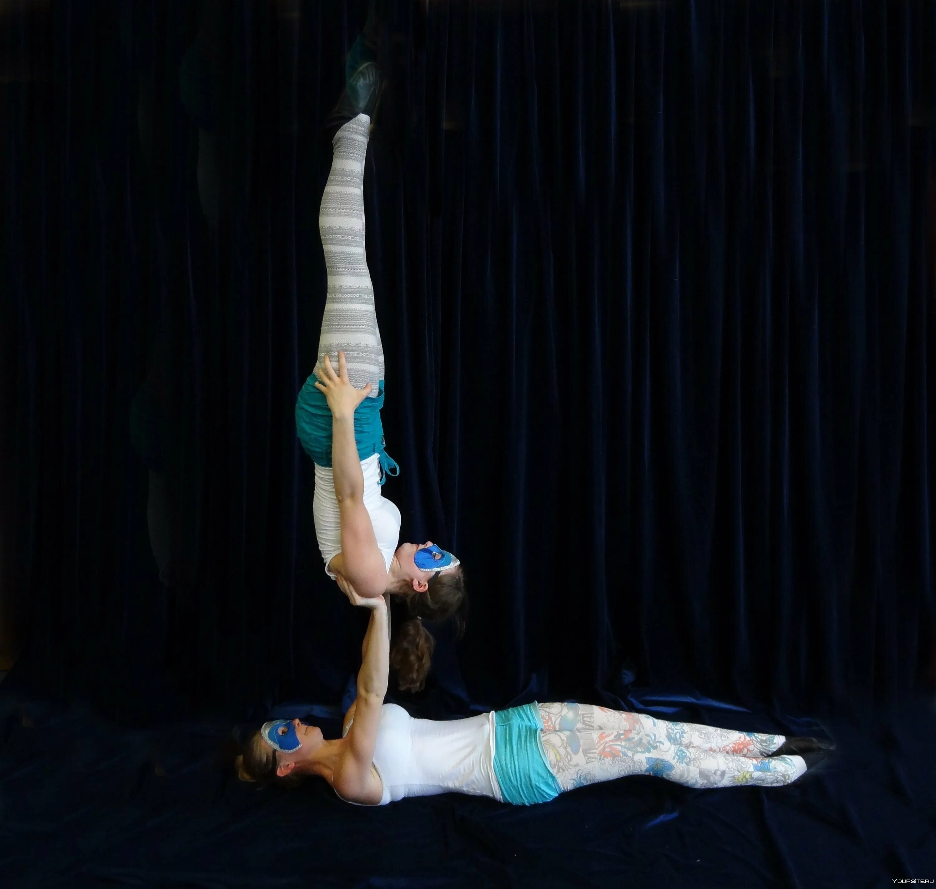 Элементы акробатических упражнений. Акробатика для детей. Акробатические эоемент. Какой акробатический элемент. Акробатические пирамиды.