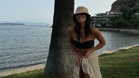 Лесбиянки пискаларды ысқылаған фотоның мобильді нұсқасы