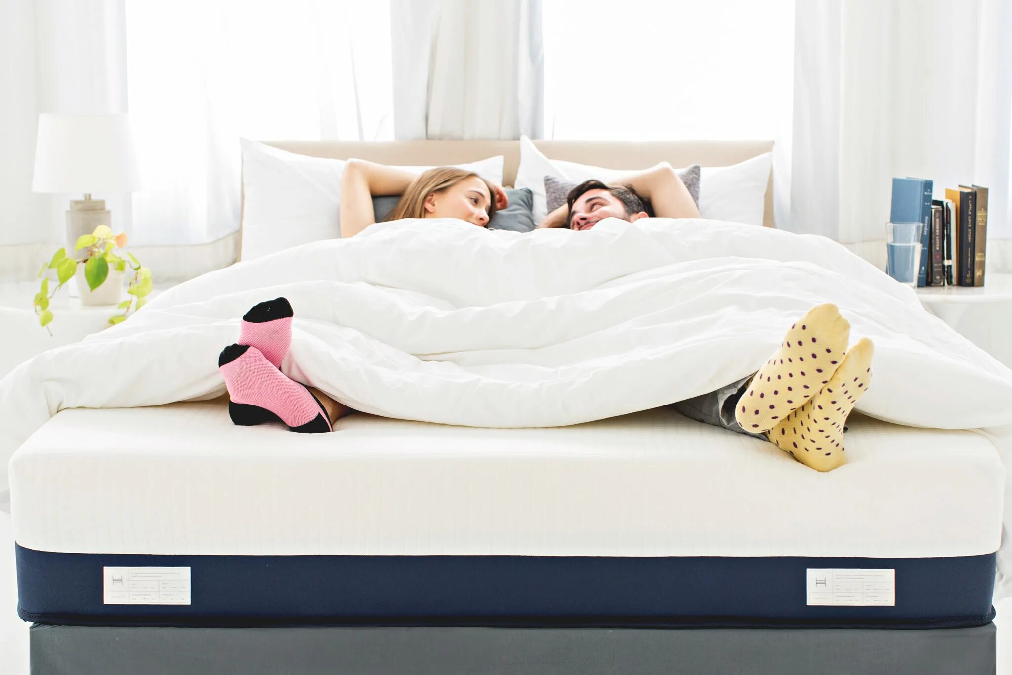 Кровать матрас и подушки. Кровать с матрасом. Идеальная кровать. Кровать для полезного сна-. Рейтинг качества кроватей
