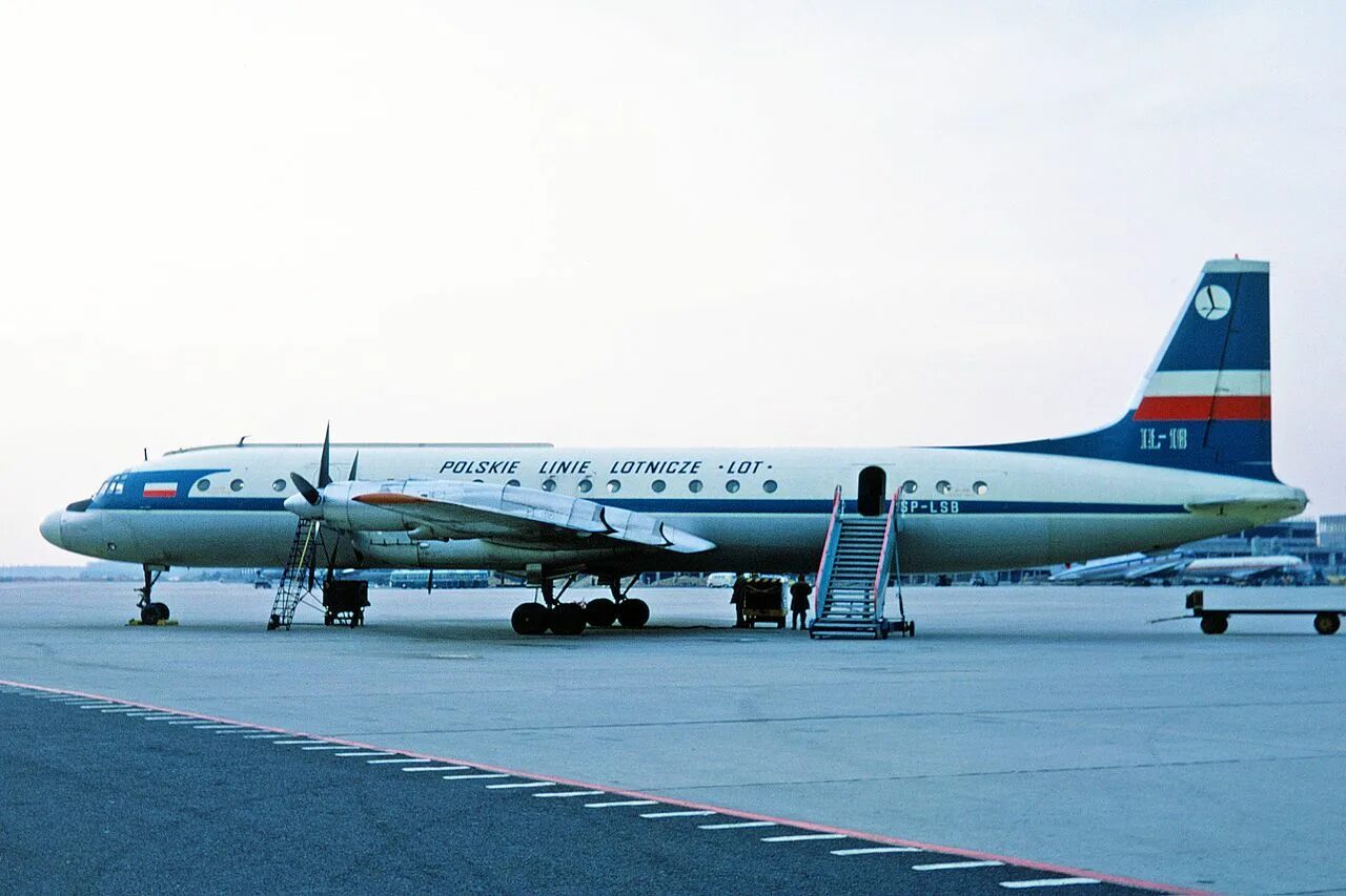 Lot 18. Ил-18 lot. Самолет ил-18 lot (Polish Airlines). Ил-18 ливреи. Ил-18 CAAC Airlines.