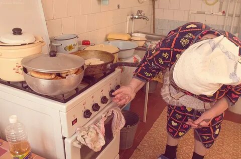 Бабушка на кухне готовит