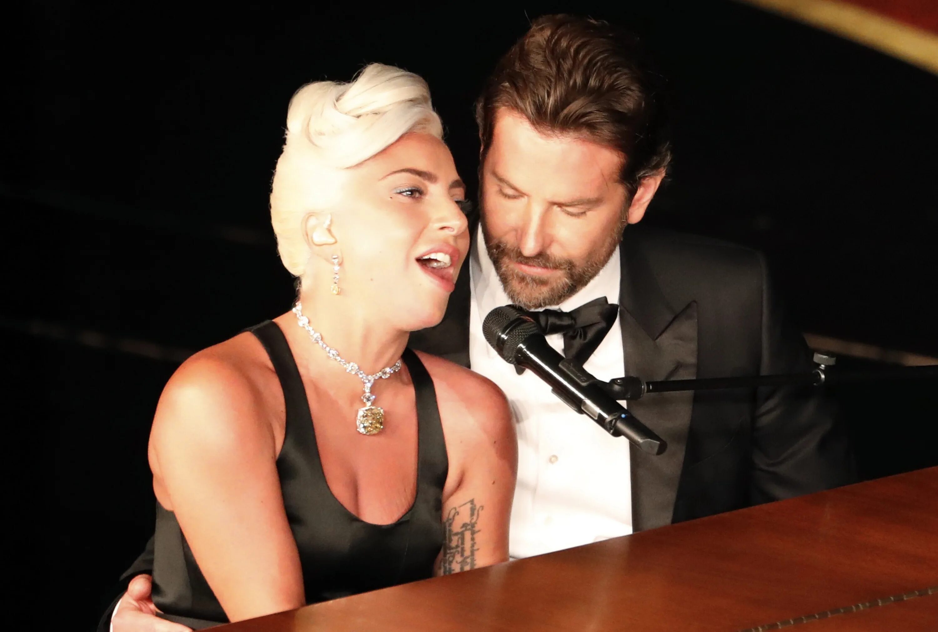 Lady Gaga Bradley Cooper. Леди Гага и Брэдли. Леди Гага и Брэдли Купер shallow. Га габрэдли Купур га га. Леди гага и брэдли перевод