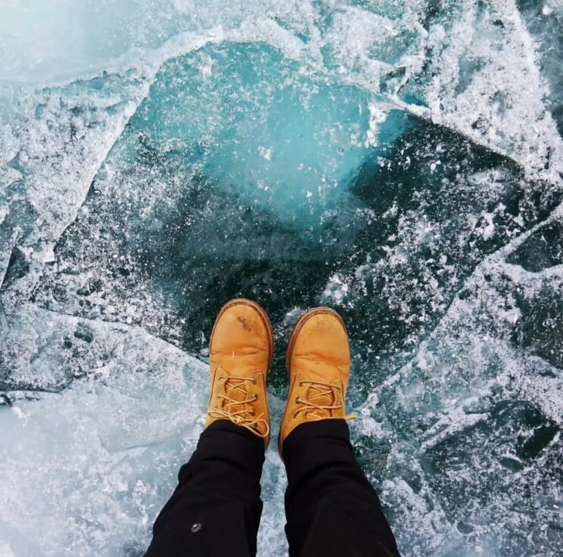 Зимняя фотосессия с варежками. Февраль инстаграм. Девушка улыбается зимой. Зима варежки. Февраль инстаграм.