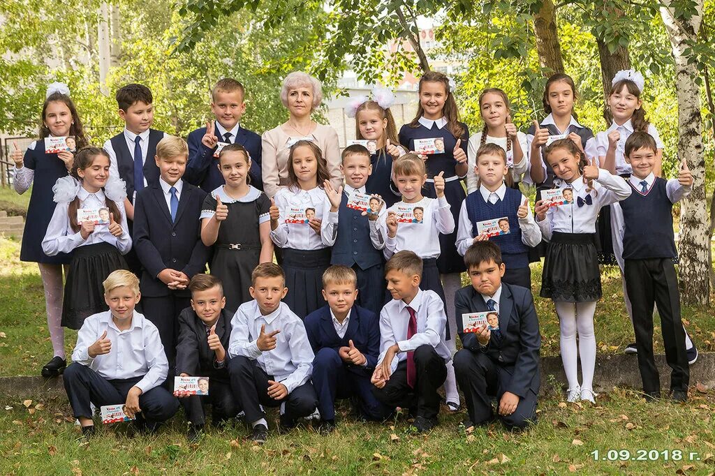 Пин на доске Slike za školu в 2025 г Портретные позы выпускников, Школьные фото,