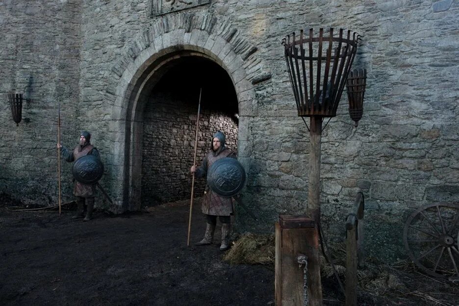 Стража замка. Стражник замка. Стражник у ворот. Одинокий страж. Гора эребор властелин колец.