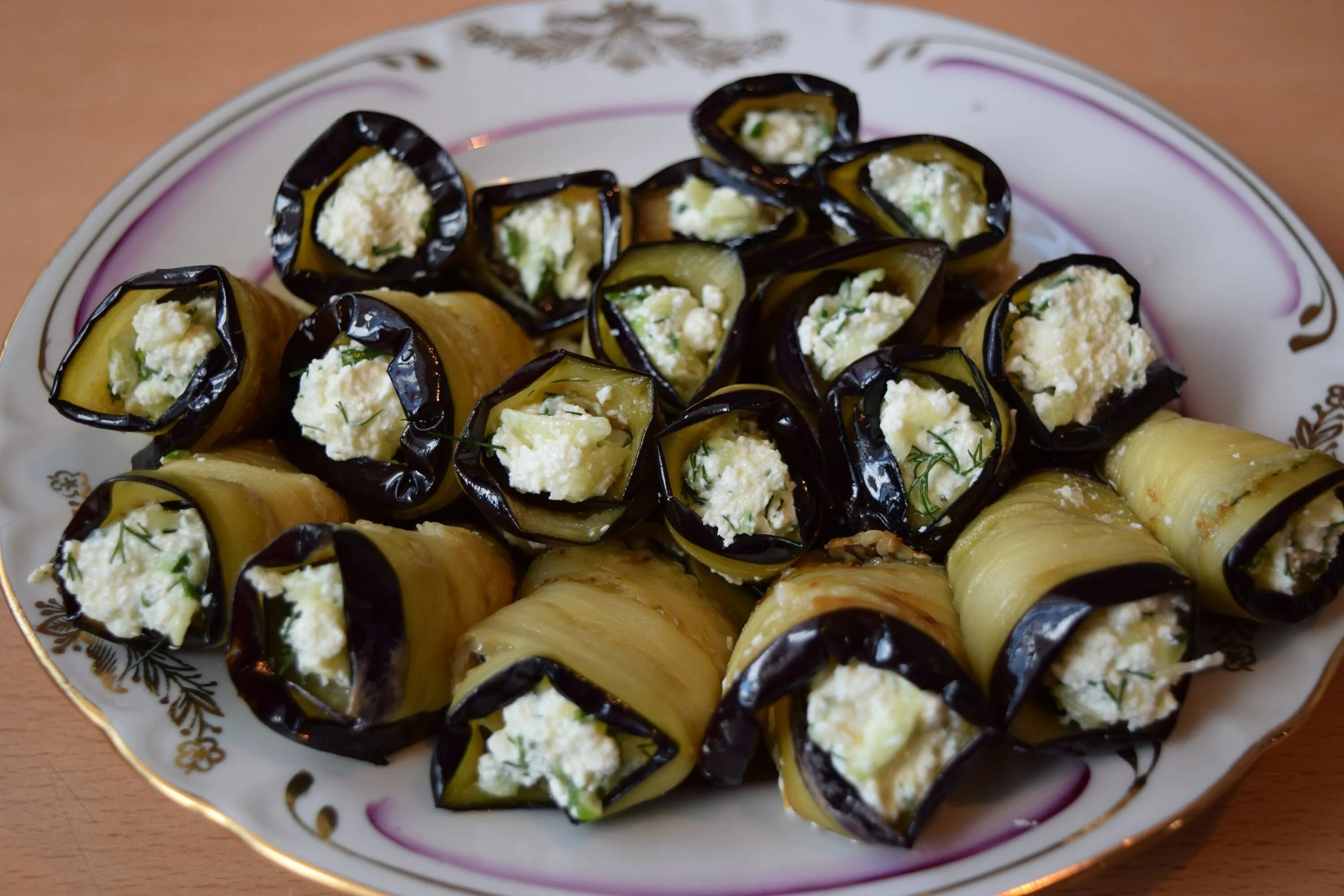 Баклажаны рулетики с творожным сыром. Рулетики из баклажанов с сыром и чесноком. Фаршированные синенькие рулетики. Баклажаны рулетики. Баклажаны с начинкой рулетики с сыром.