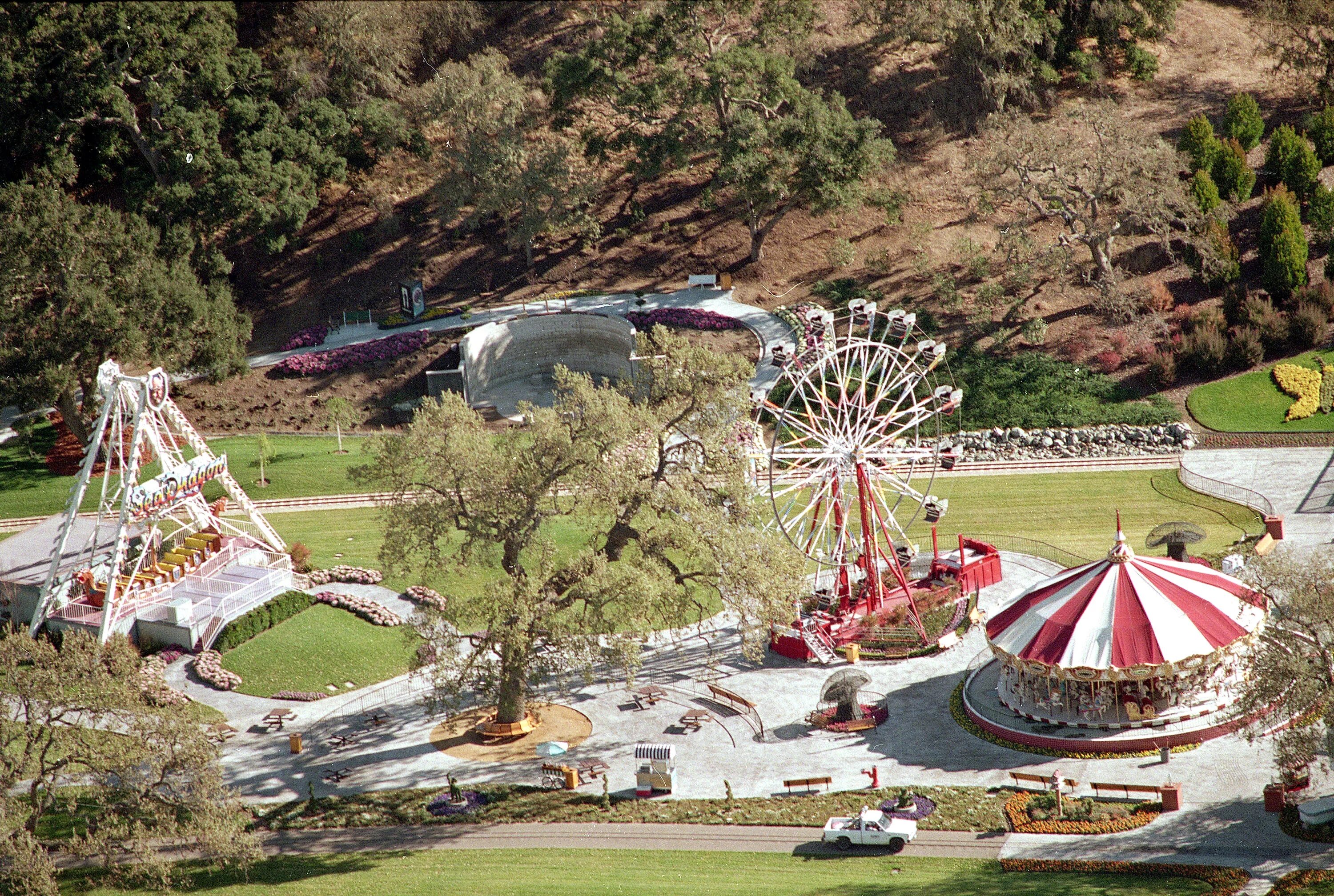 Парк аттракционов Неверленд. Michael Jackson Neverland Ranch. Неверлэнд поместье Майкла Джексона. Неверленд это