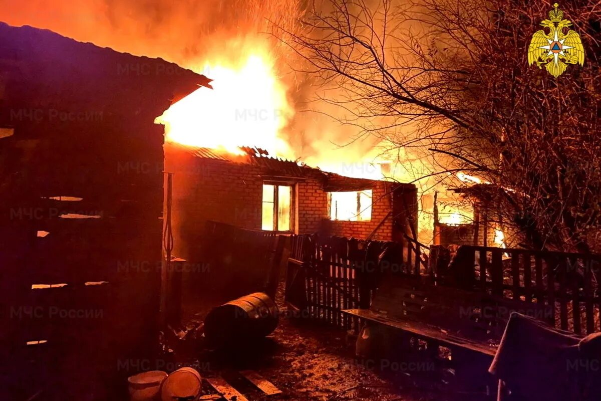 Пожар в доме дали. Деревня пожары в Смоленской области. Пожар в Казулино Смоленская область. Горящий дом. Сгоревший дом в деревне.