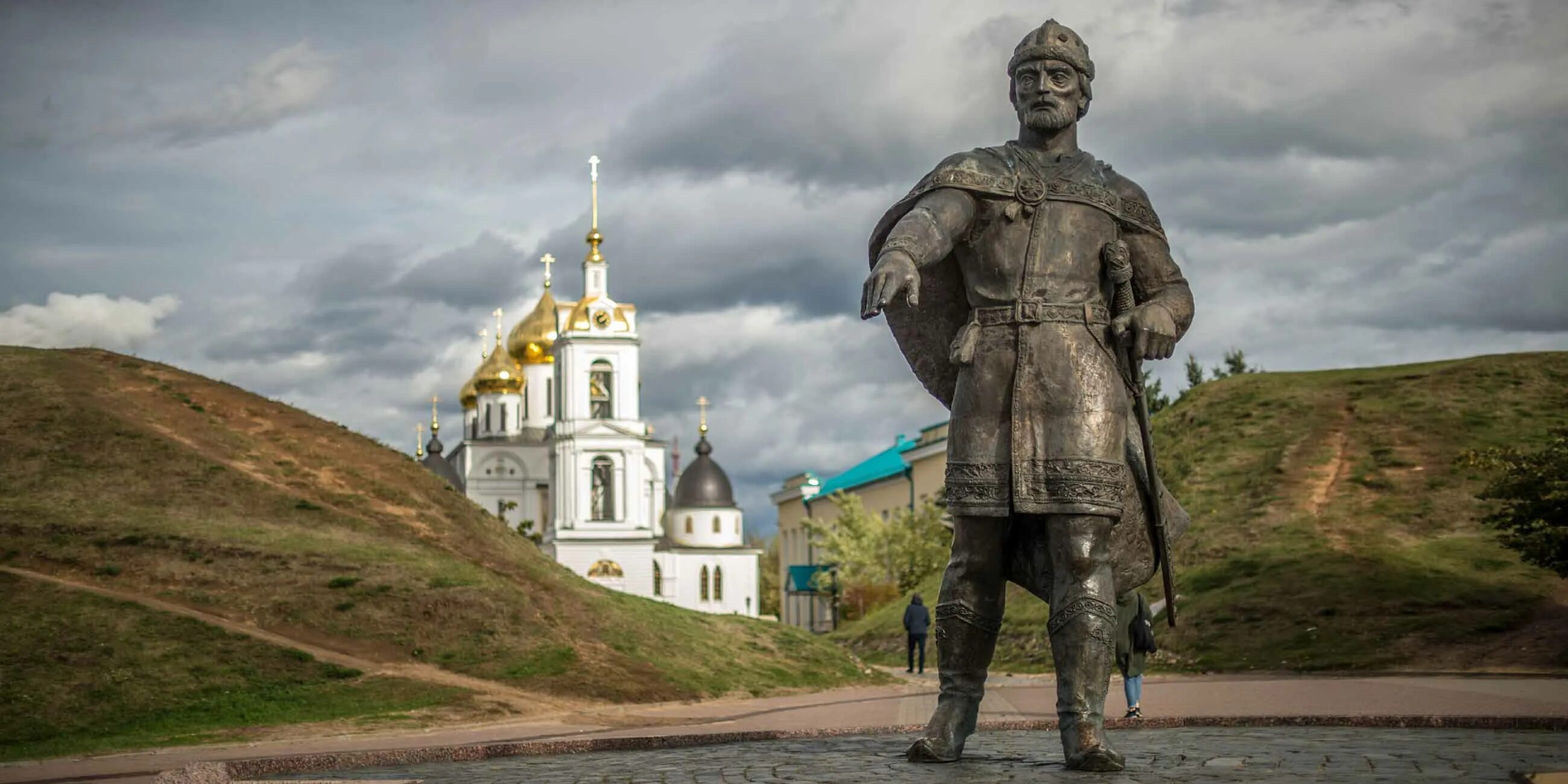 Кто основал дмитров. Памятник Юрию Долгорукому в Дмитрове. Статуя Юрия Долгорукого в Дмитрове. Памятник Дмитрию Солунскому в Дмитрове.