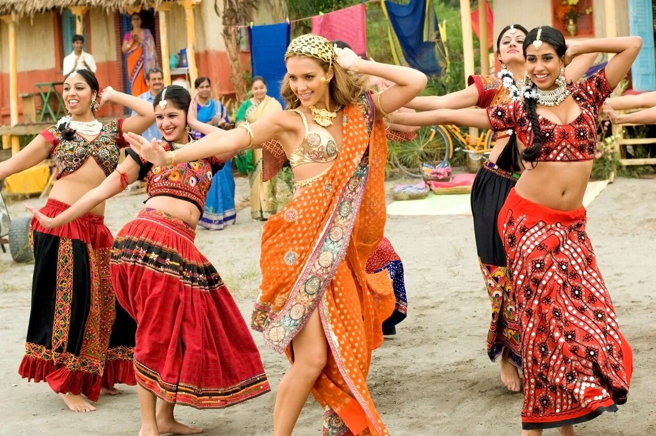 Индиски видео. Танцующая Индия Болливуд. Индийский танец Болливуд. Болливуд Индия танцы. Индийская танцовщица.