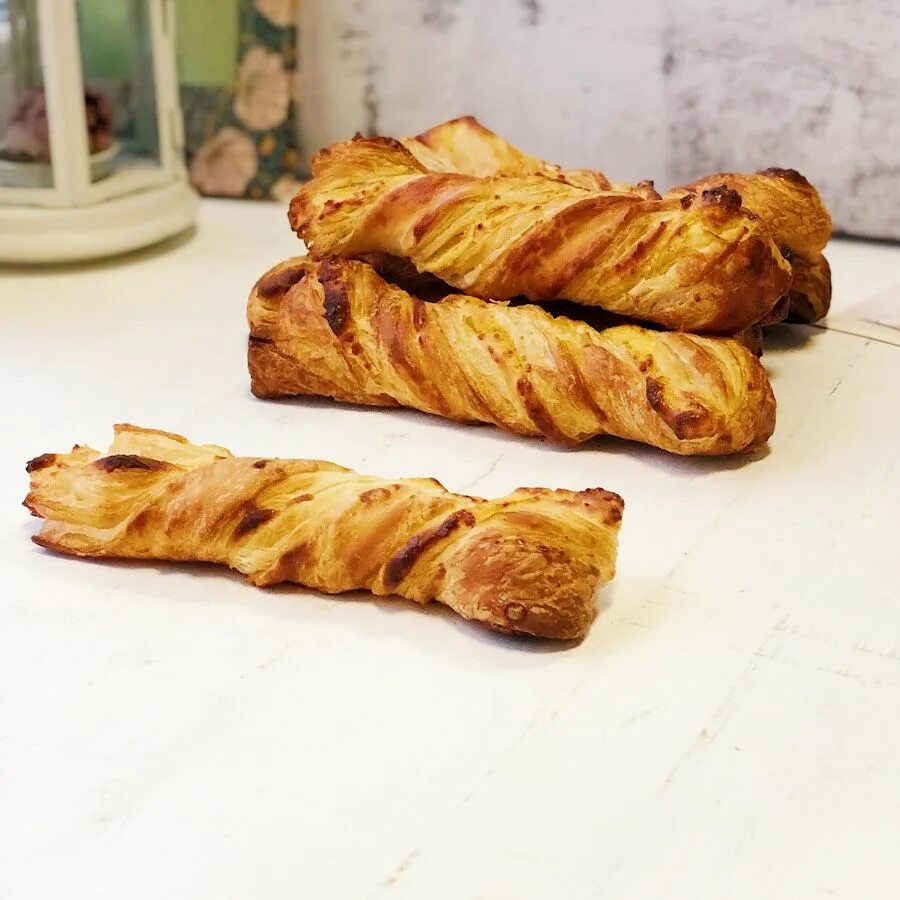 Твист с сыром. Твист с сыром. Слойка твист с сыром пятерочка. Cartoon double fried dough twist braid. Твист с яблоком изюмом и орехами.