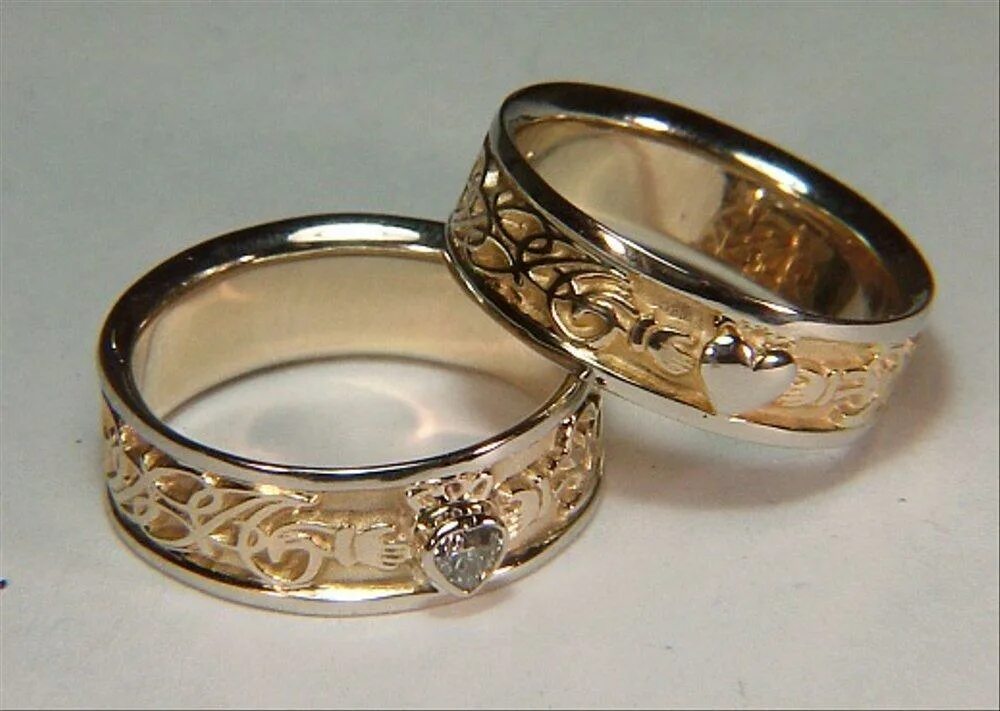 Золотое обручальное кольцо. Адамас обручальные кольца парные. Креативные обручальные кольца. Обручальное кольцо. Обручальные кольца парные.