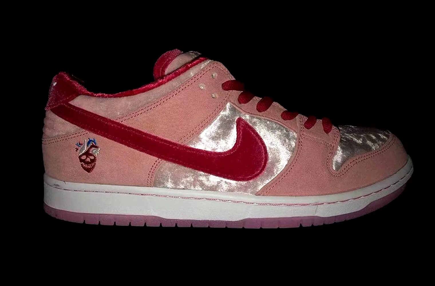 Святые найки. Nike SB Dunk Low 2022. Nike SB Dunk Strangelove. Кроссовки Nike SB Dunk Low x Strangelove. Nike SB Dunk Low 2020 Love.