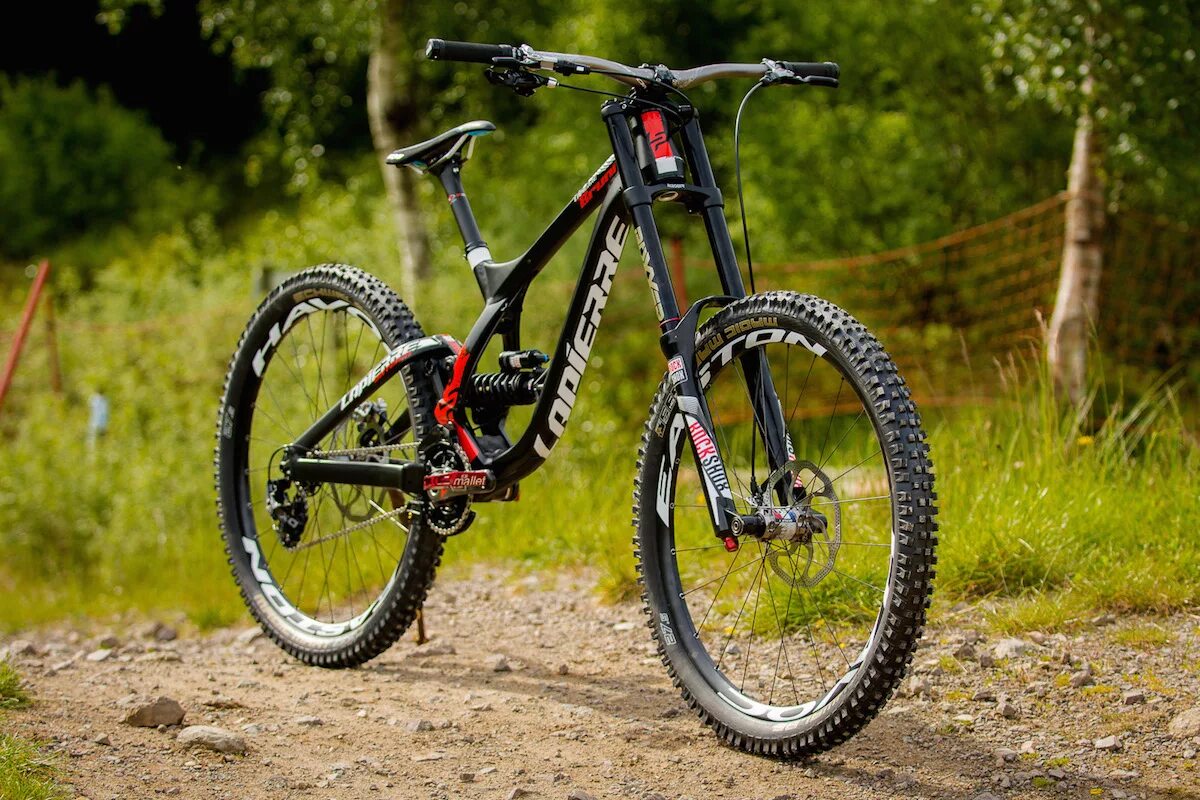 Dh bike. Даунхилл байк. Dh bike. Dh bike. V10 santa cruz двухподвес.