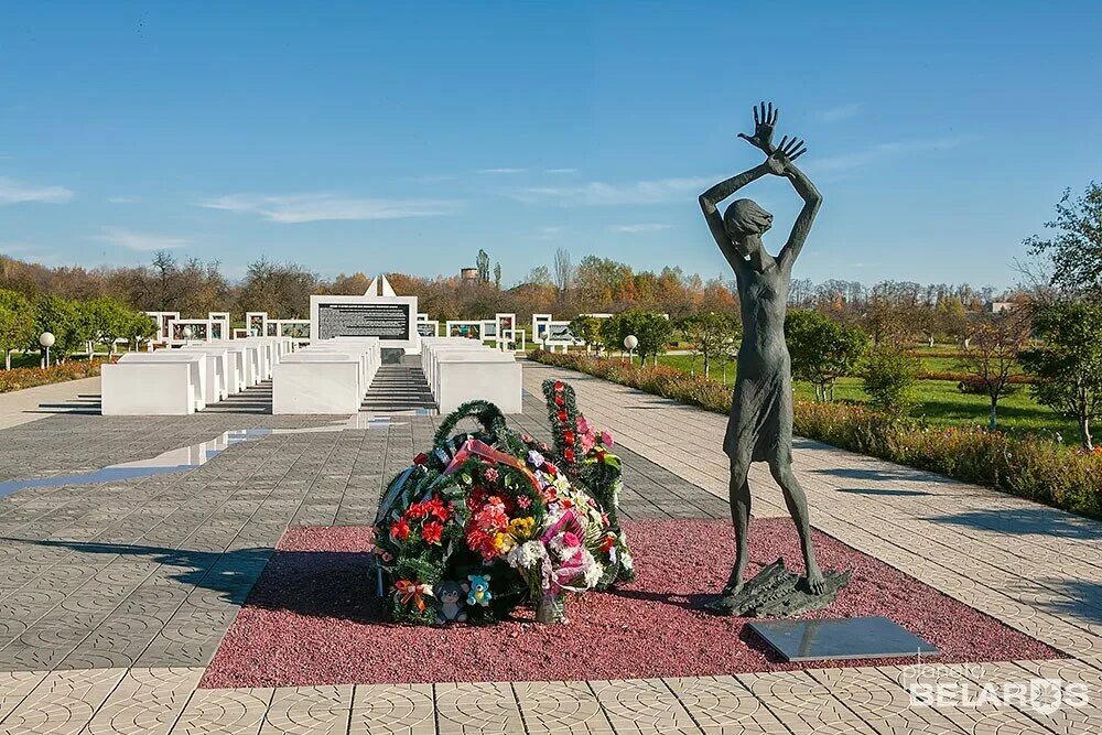 Памятник великим жертвам войны. Красный берег Беларусь мемориальный комплекс. Красный берег Белоруссия детский концлагерь. Мемориальный комплекс детям жертвам войны красный берег. Мемориальный комплекс красный берег Жлобинский район.