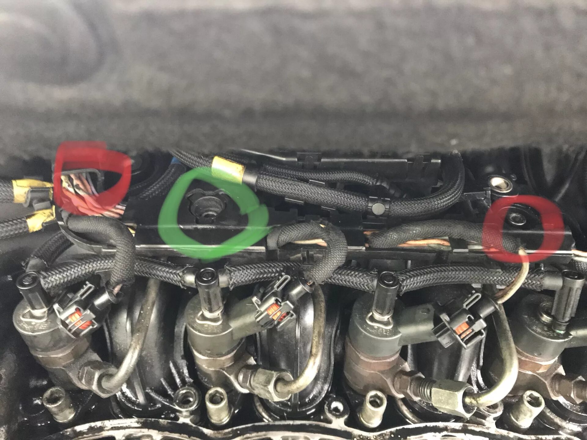 5располодение шлангов. Солярка под форсунками. Солярка под форсунками. Распылители на форсунки на мерседес е420. Съемник форсунок камминз 2.