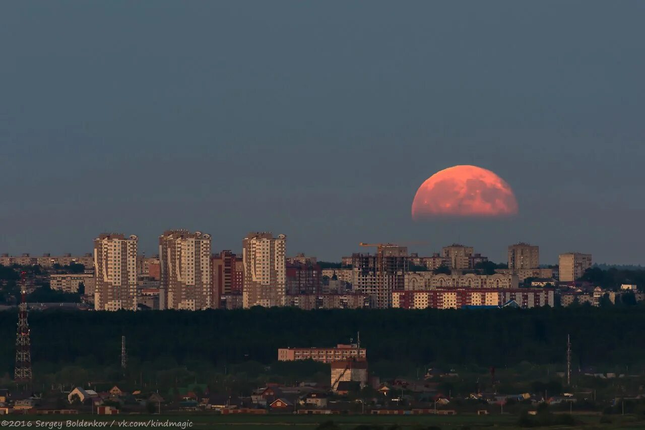 Восход луны в москве. Красная Луна город. Большая Луна в Перми. Лунное затмение Пермь. Огромная Луна в Перми.