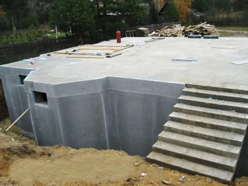 монолитный фундамент с цоколем. цокольный этаж под ключ. ленточный фундамент под цокольный этаж. дом с подвалом фундамент. фундамент с цокольным этажом.