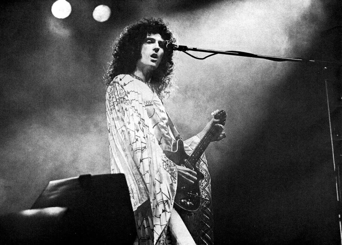 Май куин. Брайан Мэй. Мэй Queen. Брайан Мэй 1975. Брайан Мэй 1970.