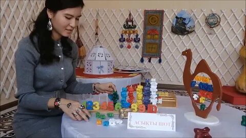 Жалаңаш, әдемі қыздардың жұмыс үстелінің тұсқағаздары