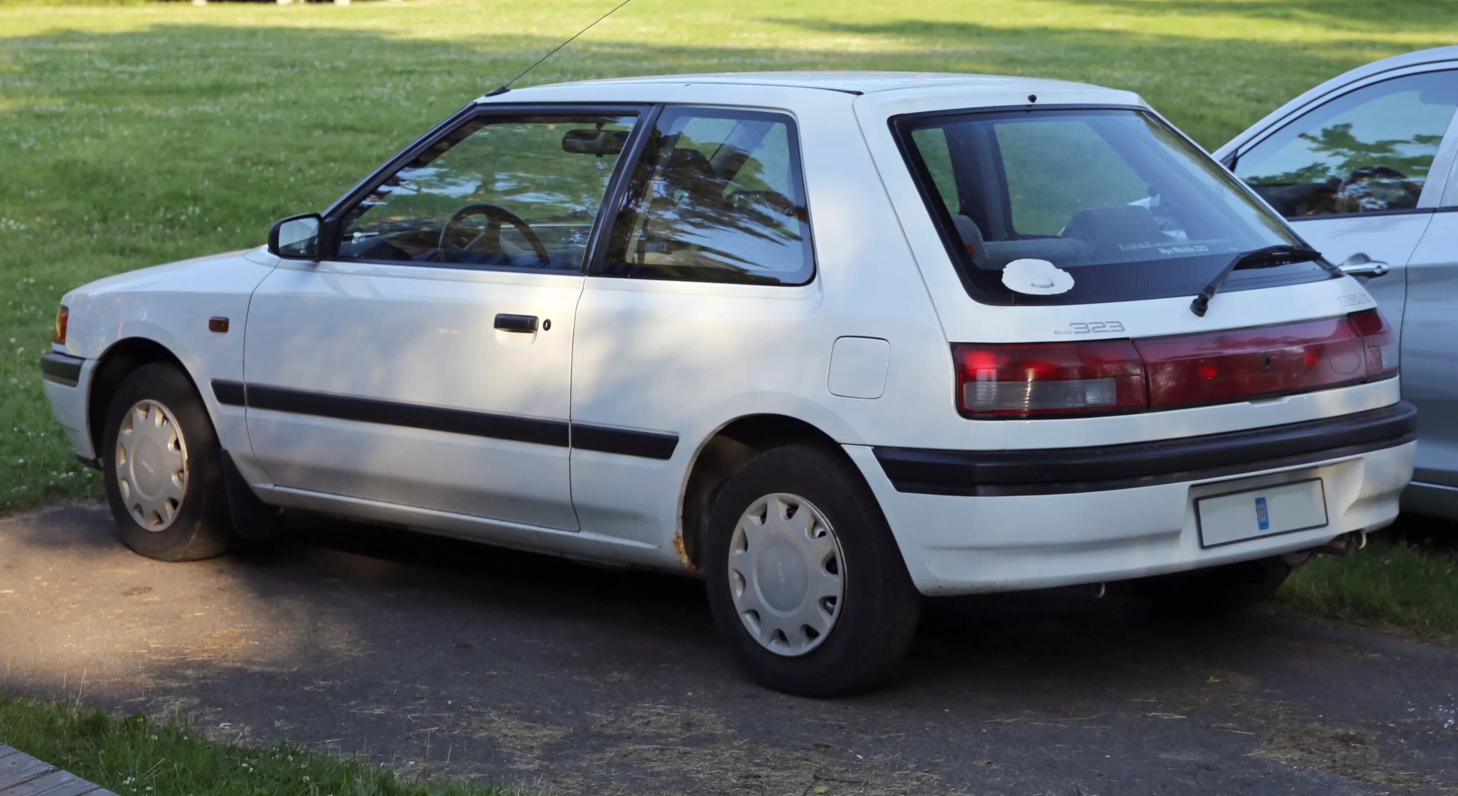 Мазда 323 1990. Mazda 323 1990 хэтчбек. mazda 323 bg 3 door. mazda familia 1989 хэтчбек. mazda 323 bg хэтчбек.
