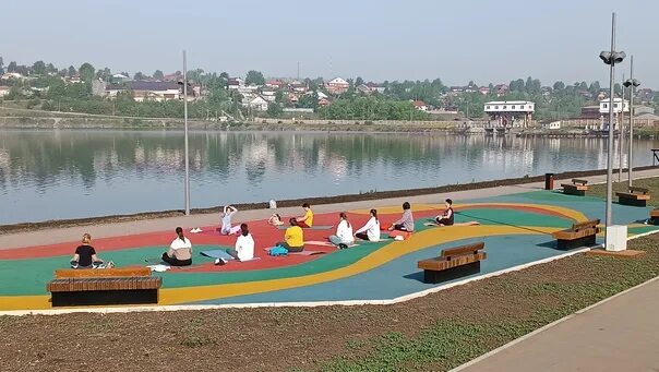 На набережной Лысьвы завершаются работы по обустройству пешеходных дорожек и пло