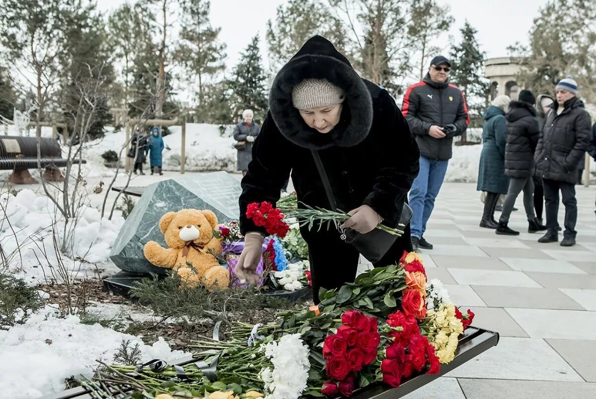 Дата теракта в зимней вишне. Зимняя вишня Кемерово могилы. Зимняя вишня Кемерово 2022. Кемерово трагедия 2018 зимняя вишня. Трагедия в Кемерово в ТЦ зимняя вишня.